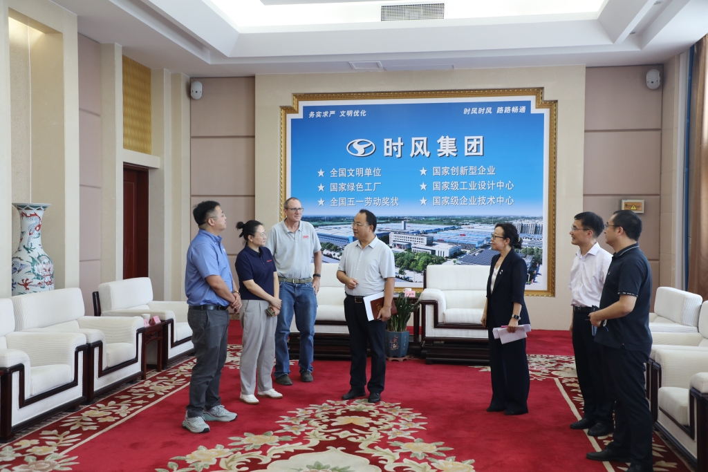 美国利滋勒公司董事长Wiliam James Urban先生拜访开云在线登录官网,开云在线登录官网与湖北宜昌经纬纺机公司签订战略合作